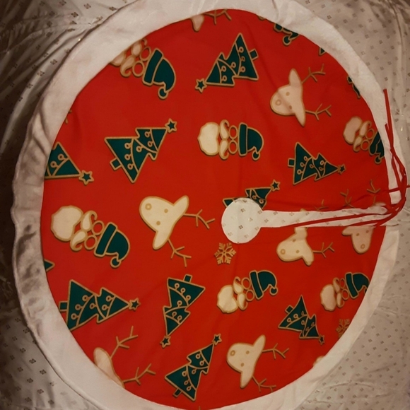 NEW 47" Christmas Tree Skirt - red, green & gold w/white fur trim - Picture 1 of 8